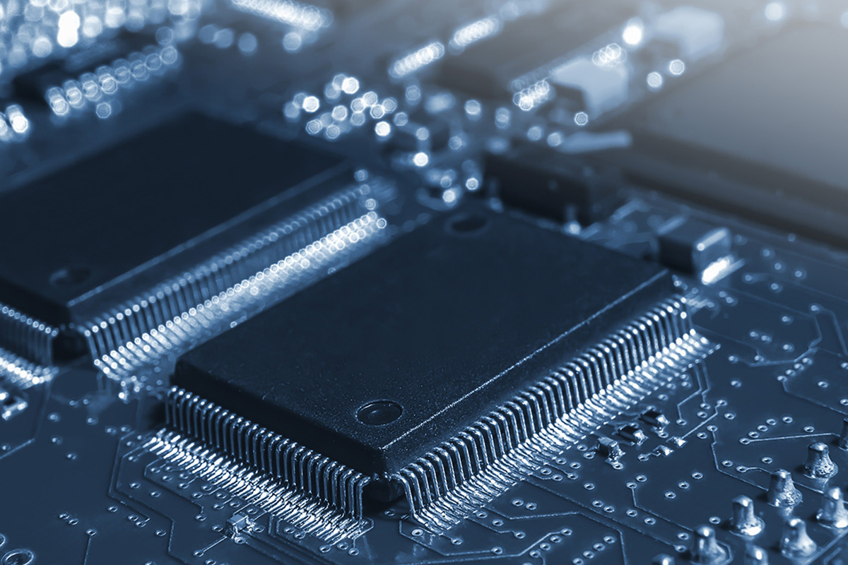 Side by side comparison of two memory technology designs. On the left, a GDDR5 with DRAM stack on a substrate and IFBGA Roll with 32-bit, up to 1750MHz (7Gbps), up to 28GB/s per chip and 1.5V. On the right, a HBM with five layers of DRAM Core die on a Base die with TSV and lu-Bump, 1024-bit, up to 500MHz (1GBps), >100GB/s per stack and 1.3V. 